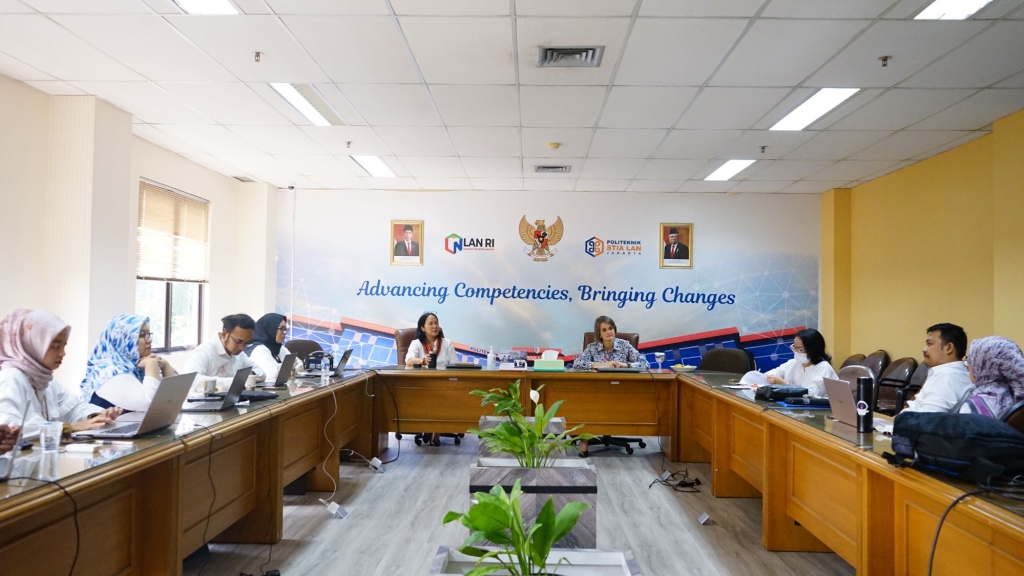 Visiting Lecturer Prof. Paula Chies Schommer ke Politeknik STIA LAN Jakarta